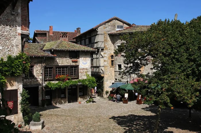 Vue sur une placette de la Cité Médiévale de Pérouges