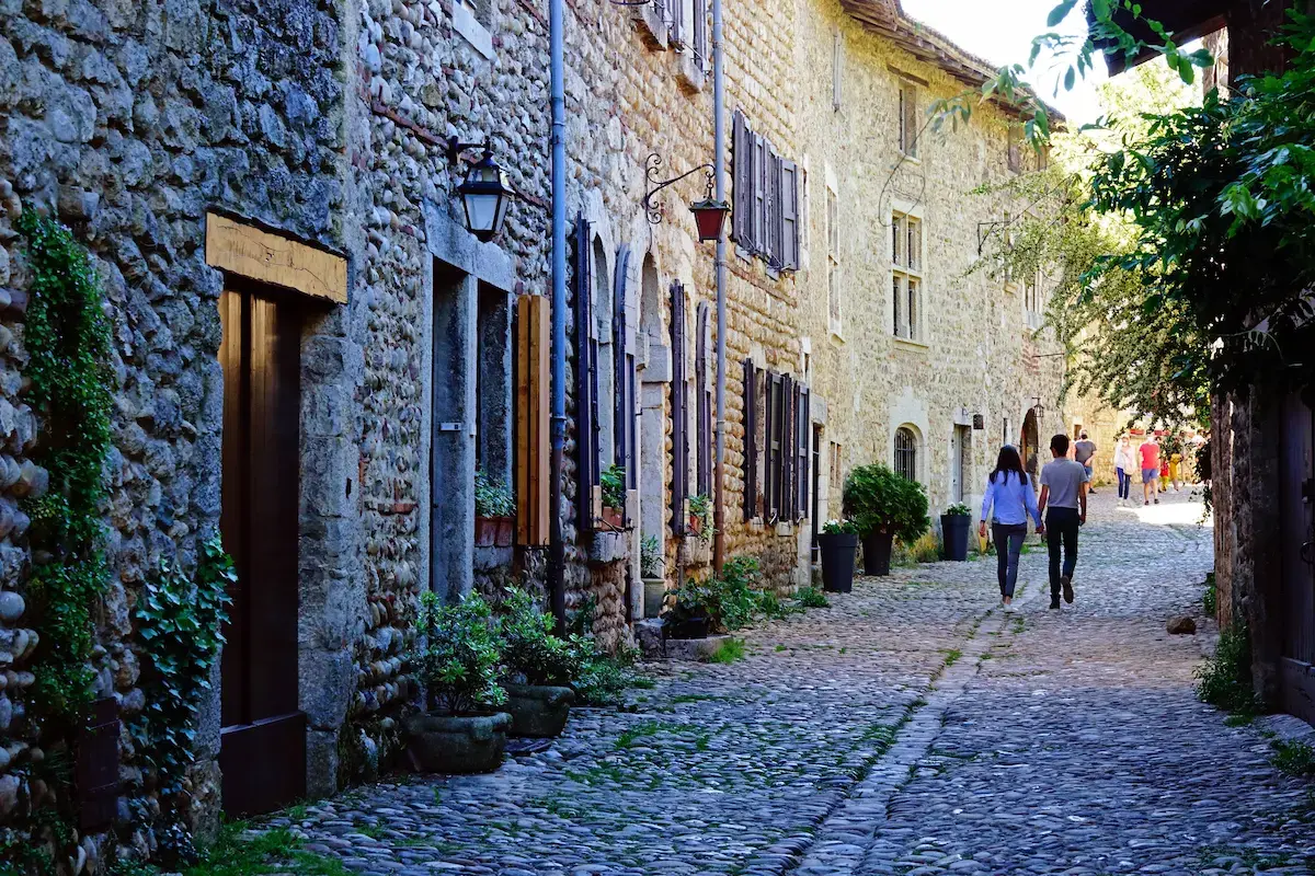 Touristes se promenant en ville