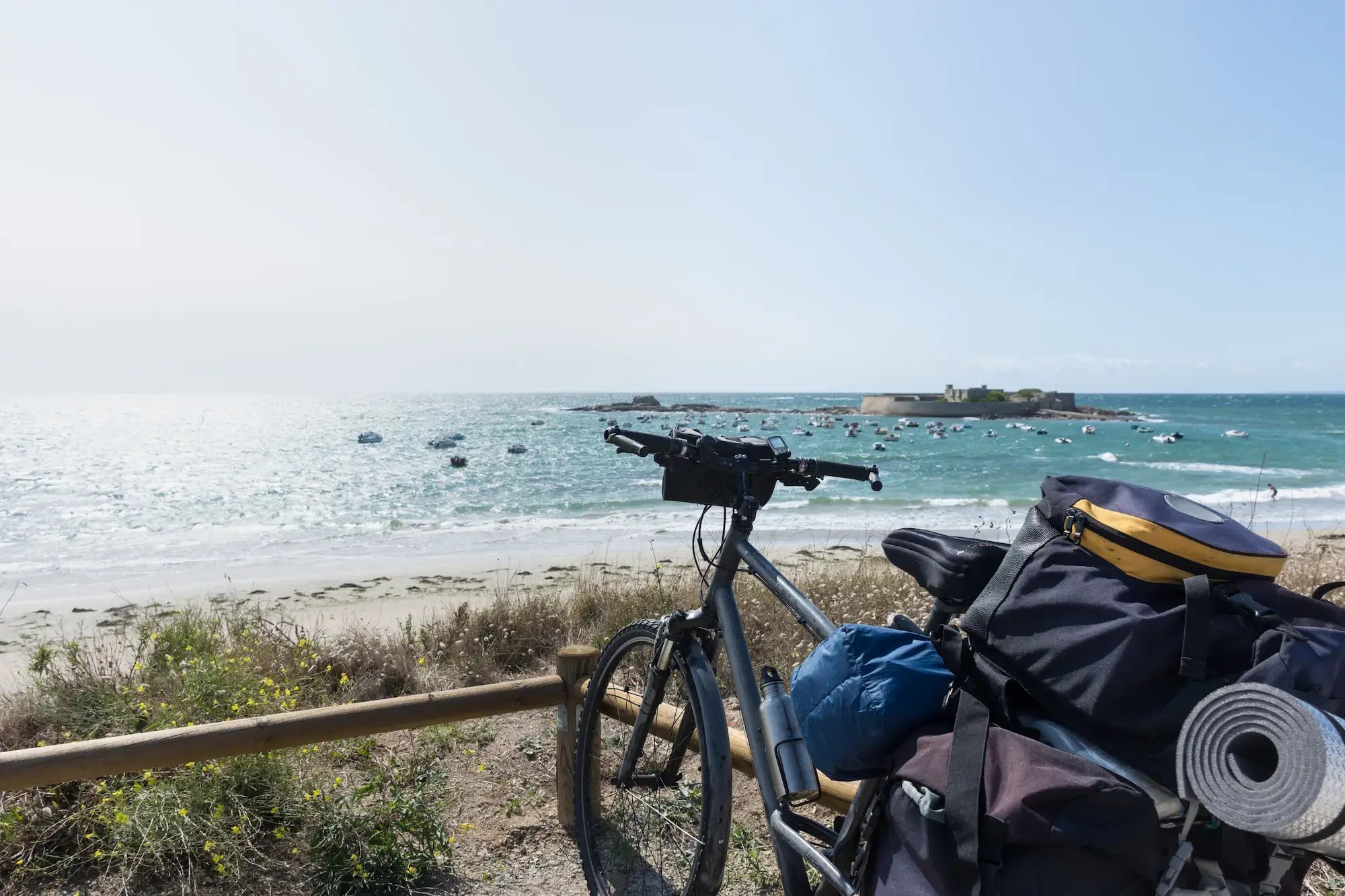 Touriste à vélo en Bretagne