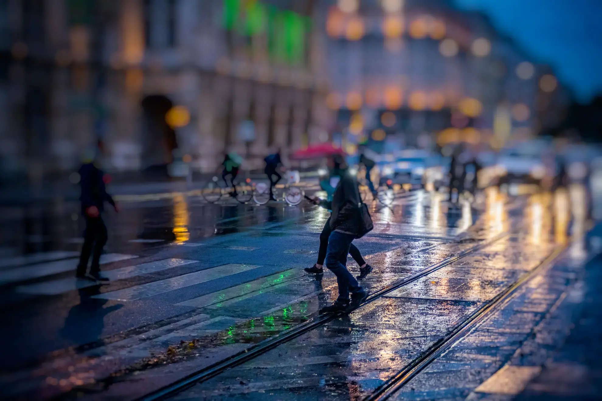Cyclistes et piétons sous la pluie en ville