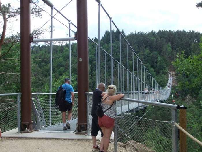 2880px-Passerelle_himalayenne_des_gorges_du_Lignon_France_03-768x576