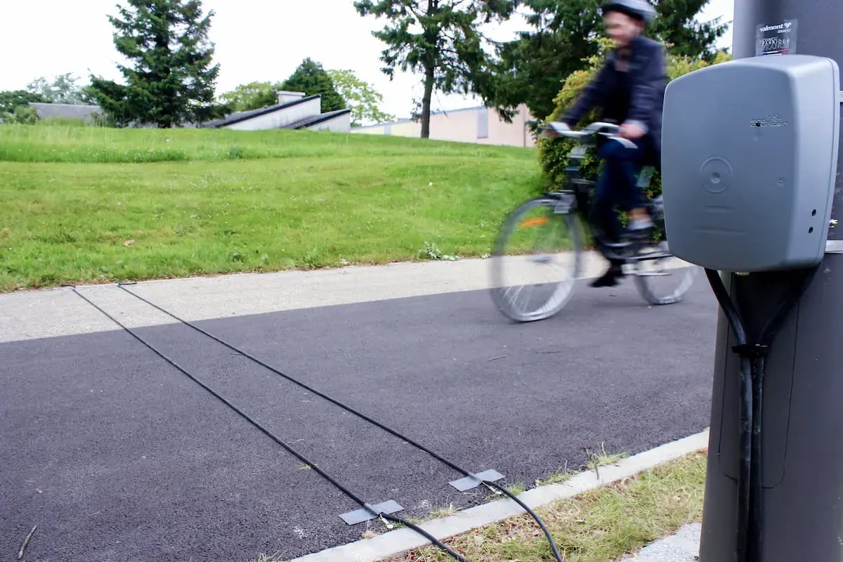 Les TUBES sur la chaussée comptent les vélos et donnent la direction.