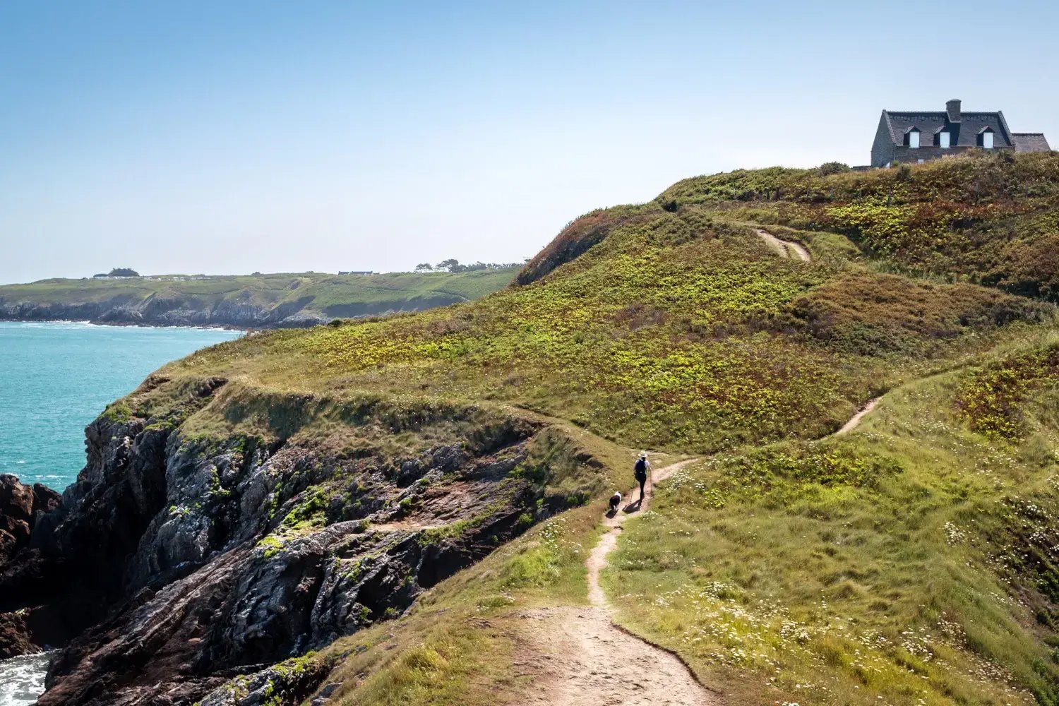 Randonneuse sur un sentier en Bretagne