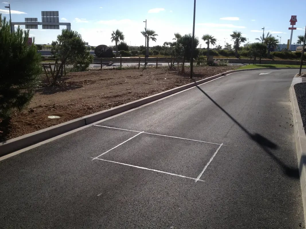 Le compteur de véhicules MULTI Voiture/Bus compte et classifie.