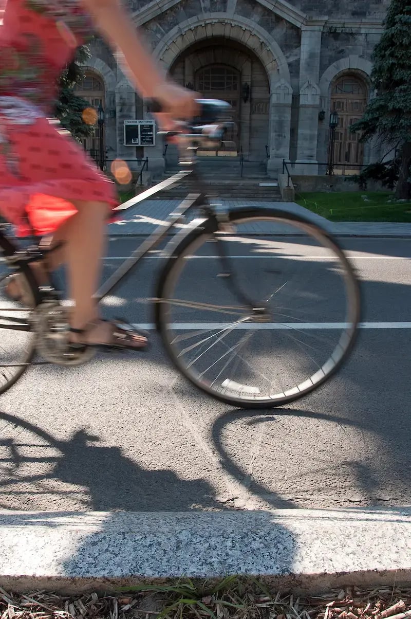 Compter les cyclistes en ville, connaître leur vitesse, leur direction ou les différencier des trottinettes est possible avec ZELT Evo.