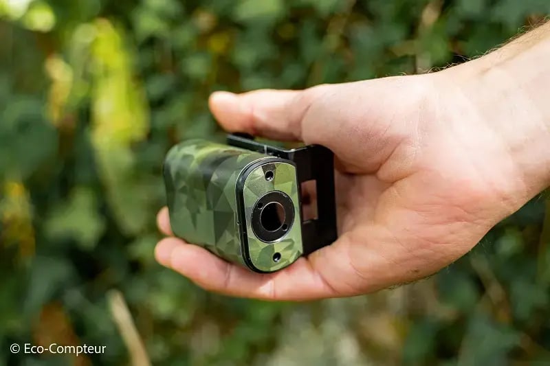 La petite taille du PYRO Nano lui permet de compter les visiteurs sans être repéré.