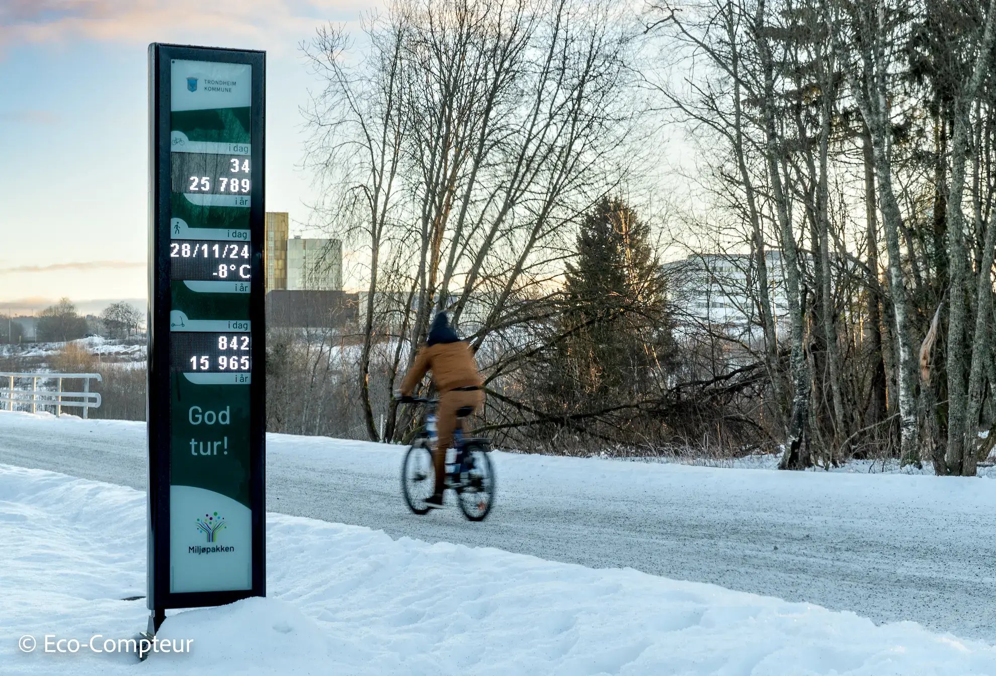 Compteur vélo sous la neige à Trondheim (Norvège)